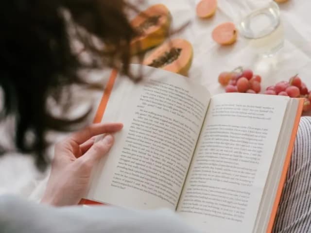 Czy warto czytać literaturę faktu? Odkryj jej niezwykłe korzyści