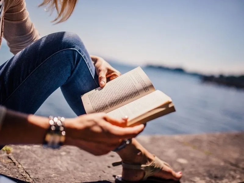 Czy literatura uczy człowieka jak żyć? Odkryj jej życiowe lekcje